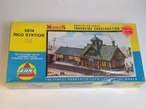 AHM Kit Costruzione Binario - RICO STATION #5814 - Scala HO - Foto 1 di 4