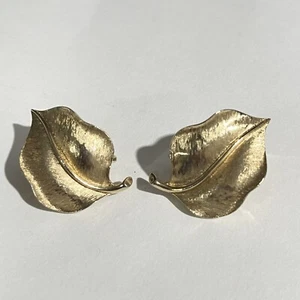 Vintage Crown Trifari Earrings Leaves Clip On Gold Tone Brushed - Picture 1 of 9