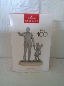 2023 - Hallmark/Disney - Adorno de socios - Mickey Mouse - Imagen 1 de 1