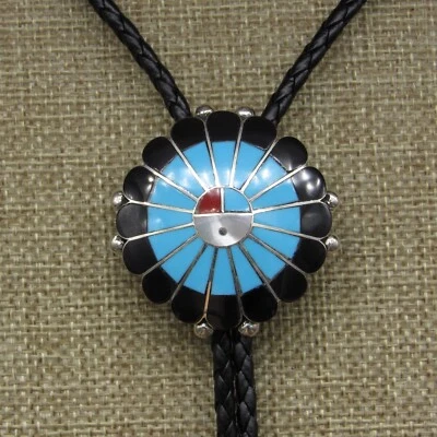 Corbata Zuni Sunface Bolo con incrustaciones de plata esterlina de Frederick y Denise Suitza Foto 1 de 4