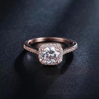 Alianza de boda para mujer de diamantes simulados de corte redondo de 2 quilates enchapado en oro rosa de 14 k Foto 1 de 4