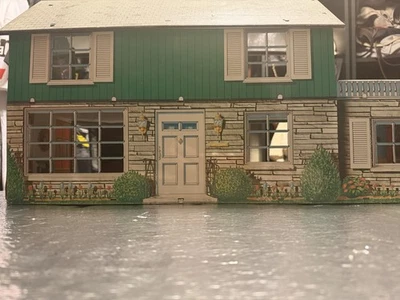 Casa de muñecas Marx vintage de los años 50 litografía de metal de hojalata 2 pisos con muebles y muñecas Foto 1 de 4