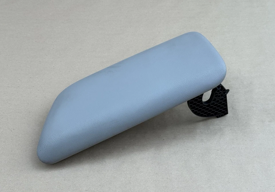 2018-2020 丰田凯美瑞 SE 中控台扶手银色原始设备制造商 — 第 1/4 张图片