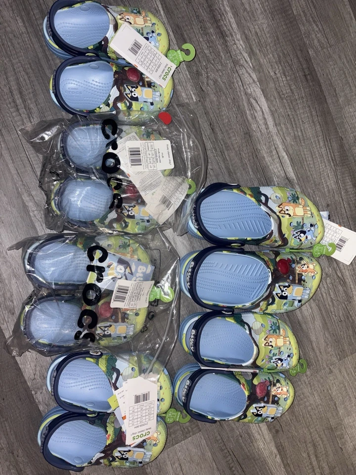 Sandalias con zueco azul Crocs para niños talla 8 niños pequeños zapatos sin cordones de dibujos animados azules Foto 1 de 4