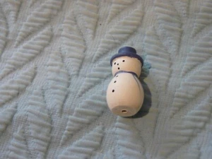 Hombre de nieve artesanal de madera 1 3/8"" H x 3/4"" W redondo con sombrero - PEQUEÑO - PATRÓN ANTIGUO - Imagen 1 de 1