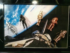 ASTRONAUTA ONE OFF OUTER SPACEMEN IMPRESIÓN TRANSBORDADOR ESPACIAL ÓRBITA LUNAR EXHIBICIÓN DE ARTE - Imagen 1 de 3
