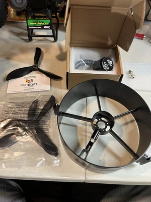 Pro Boat DYNM3954 2080KV : Motor housing 3 props  . Adaptor Aerotrooper  Boat  - Image 1 of 4