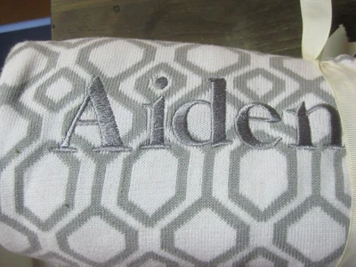 Nueva manta infantil AIDEN Pottery Barn Kids 30"x40" gris blanca geométrica Foto 1 de 4