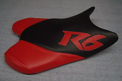 CAPA PARA BANCO DIANTEIRO YAMAHA 2008/09 YZF R6 PRETA/VERMELHA - Imagem 1 de 4