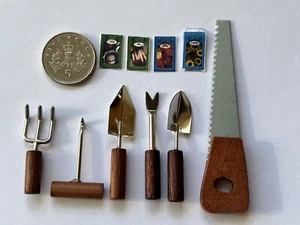 Garden Tools 2 Trowels/Saw/Weeder/Fork /Seed Packets 1:12 Scale Dolls House - Picture 1 of 6