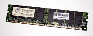 256 MB SD-RAM 168-pin PC-133 non-ECC 'Mustang M0032643304N' Infineon-Chips - Photo 1/2