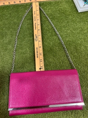 NUEVO CON ETIQUETAS Cartera Bandolera Halógena de Cuero Fucsia Correa de Cadena Extraíble de Metal Foto 1 de 4