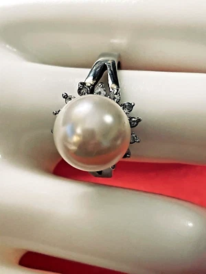 Audaz Anillo de Cóctel Perla Simulada con Estrás Talla 8 Retro Años 80 Declaración Grande Foto 1 de 4