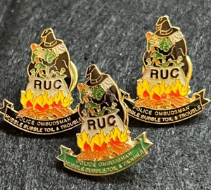 INSIGNIA PRENDEDOR CALDERO BRUJAS TRABAJO BURBUJA HUBBLE POLICÍA RUC OMBUDSMAN - Imagen 1 de 7