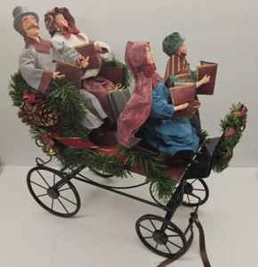 Tela Mache Caroling Familia en Carruaje Decoración de Navidad Aproximadamente 16" de Largo COSTCO - Imagen 1 de 5
