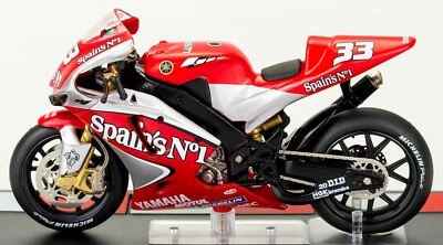 Yamaha YZR-M1 Marco Melandri 2004 Scala 1:24 Modellino Classe MotoGP Numero 33 - Immagine 1 di 4