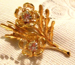 Pretty Vtg. Flower Pin w/a Rhinestone Center & Rhinestone Petals in a Gold Tone - Picture 1 of 3