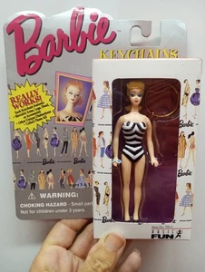1995 Vintage BARBIE Originale 1959 Costume da Bagno Bambola PORTACHIAVI 700-0 Mattel Basic - Foto 1 di 4