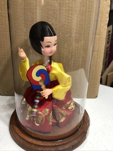 Muñeca nativa coreana vintage de 8" en estuche domo de 11-1/2" - Imagen 1 de 5