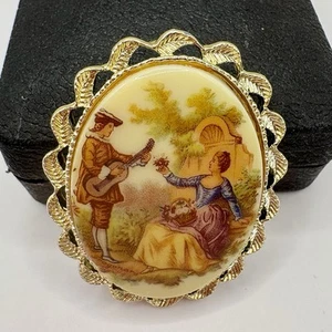 Broche prendedor vintage de porcelana pintada ovalada tono dorado pareja escena cortejo - Imagen 1 de 6
