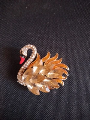 Hermoso broche cisne de cristal champán elegante Betsey Johnson  Foto 1 de 4