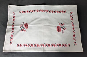 Vintage weiß Baumwolle Geschirrtuch handbestickt Kreuzstich rosa Rosen 29x19 - Bild 1 von 4