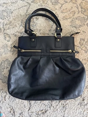 Bolso de hombro Nannini de cuero negro suave con detalles dorados Foto 1 de 4