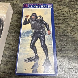 Glencoe Models U.S. Navy Seal Plastik Modellbausatz 05903 Maßstab 1/8 neu versiegelte Tüten - Bild 1 von 3