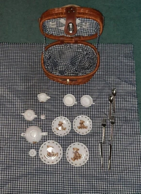 Conjunto de chá vintage infantil Delton ursinho de pelúcia para 2.  Chip pequeno. Piquenique de vime  - Imagem 1 de 4