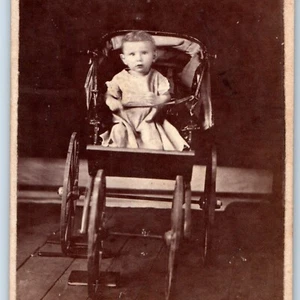C1870s Adorable Bebé Niño en Cochecito Antiguo Grande CdV Tarjeta Fotográfica Lindo Niño H27 - Imagen 1 de 4