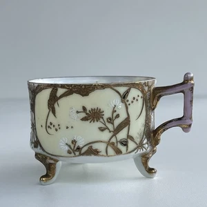 Japanese 3-Footed Porcelain Cup Handle Raised Gilt Floral Signed Nihon Bijutsu - Imagen 1 de 12