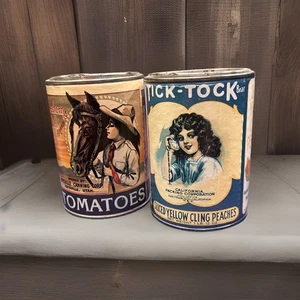 Latas de banco vintage. Tomates y garrapatas TocK melocotones amarillos en rodajas gran desgaste de color - Imagen 1 de 6