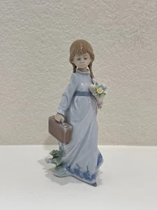 Figurina Lladro 7604 Giornate di Scuola Società Collezionisti 1988 Ragazza con fiori e custodia - Foto 1 di 10
