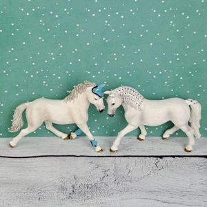 Schleich 2 Stück Horse Club Trakehner Stute Reitturnier & Lipizzaner weiß - Bild 1 von 16