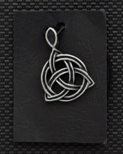 Amulett mit schwarzem Lederband Halskette - Triquetra (Geschenk Charm Anhänger Traum) - Bild 1 von 3