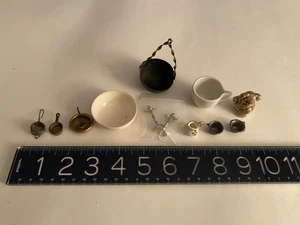 Antike Puppenstuben Küchen Miniaturen: Porzellan, Zinn, Küchenutensilien Wade Figur - Bild 1 von 11