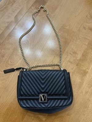 Cartera Bandolera Victoria Secret Negra Acolchada Imitación Cuero Cadena  Foto 1 de 2