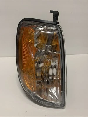 Luz indicadora de estacionamento de canto para 1998-2000 Nissan Frontier Passenger - Imagem 1 de 4