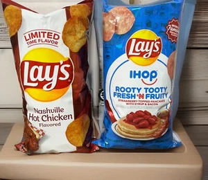 LAY'S IHOP Rooty Tooty Fresh N Fruity & Nashville Hot Chicken Chips caducan el 25 de enero - Imagen 1 de 6