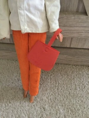 Muñeca Barbie Bolso Cartera Color Rojo Sólido Muñequera De Colección Años 60 70 Imitación Cuero Foto 1 de 4