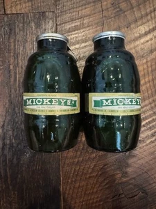 2 botellas de barril verde Mickey's de colección licor de malta boca grande - raras coleccionables - Imagen 1 de 4