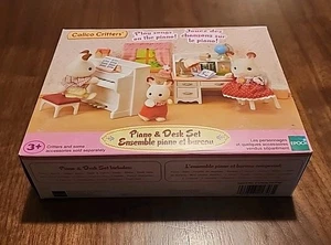 NEU! Original Calico Critters KLAVIER & SCHREIBTISCH SET. VERSIEGELT! Neu im Karton. Artikel # CC1746 - Bild 1 von 11