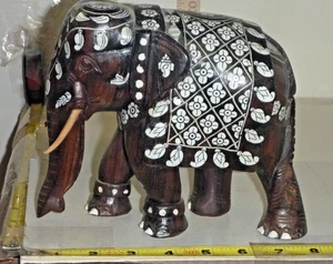 Antiker handgeschnitzter Elefant aus dunklem Holz aus dem 19. Jahrhundert mit Intarsien ~ 8 x 6 x 4 Zoll - Bild 1 von 9