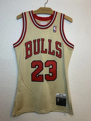 Camiseta deportiva dorada Michael Jordan 23 Chicago Bulls Mitchell & Ness HWC 1995-96 para hombre S 36 Foto 1 de 4