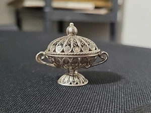 Preciosa canasta vintage de filigrana plateada con tapa con patas muy detallada - Imagen 1 de 24