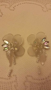 Vintage handgefertigte Ohrringe Blumen, Frühling weiße Kunststoffperlen Drahtgeflecht  - Bild 1 von 4