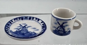 Taza y plato vintage de cerámica blanca y azul Delft pintado a mano 855 - Imagen 1 de 5