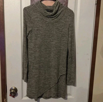 Vestido Suéter Derek Corazón Gris y Negro Rayas Manga Larga Cuello Alto Pequeño Foto 1 de 4