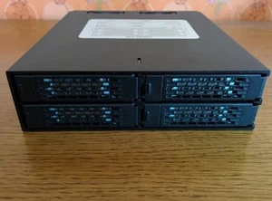 ICY DOCK MB994SP-4SB-1 4 x 2,5" SSD/HD in 1 x 5,25" Bay SATA Hot-Swap Backplane - Bild 1 von 2