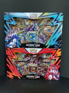 Pokémon Sammelkarten Single & Rapid Strike Urshifu VMAX Premium Collection Set - Bild 1 von 8